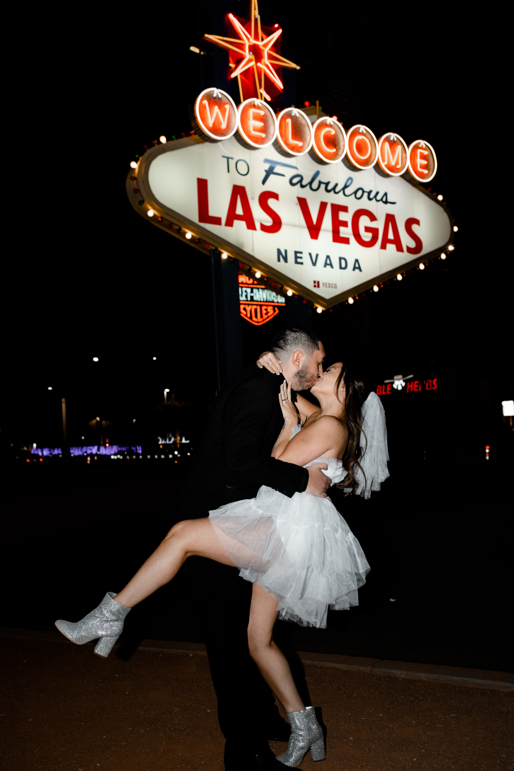 An elopement photoshoot at the Welcome to Las Vegas sign