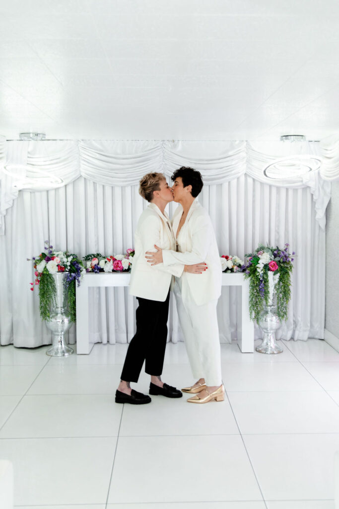Couple kissing during their Little White Chapel elopement in Las Vegas